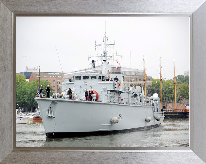 HMS Cattistock (M31) Royal Navy Hunt Class MineHunter Entering Bristol 2011 Photo Print Wall Art Decor Posters, Prints, & Visual Artwork Hampshire Prints 10 x 8 Silver Frame No