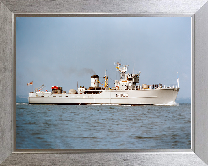 HMS Bickington (M1109) Royal Navy Ton Class Minesweeper Starboard Beam View Photo Print Wall Art Decor Posters, Prints, & Visual Artwork Hampshire Prints 10 x 8 Silver Frame No
