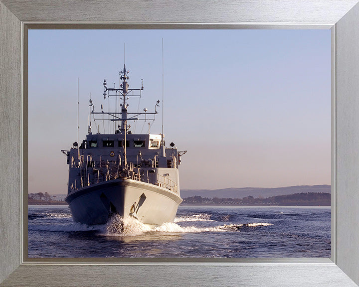 HMS Shoreham M112 | Photo Print | Framed Print | Sandown Class | Minehunter | Royal Navy Hampshire Prints