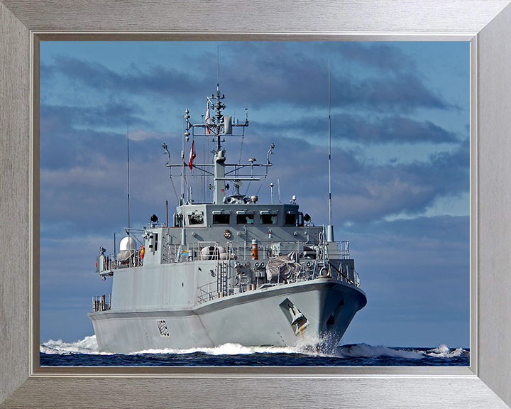 HMS Bangor (M109) Royal Navy Sandown Class Minehunter Low Starboard Bow View Photo Print Wall Art Decor Posters, Prints, & Visual Artwork Hampshire Prints 10 x 8 Silver Frame No