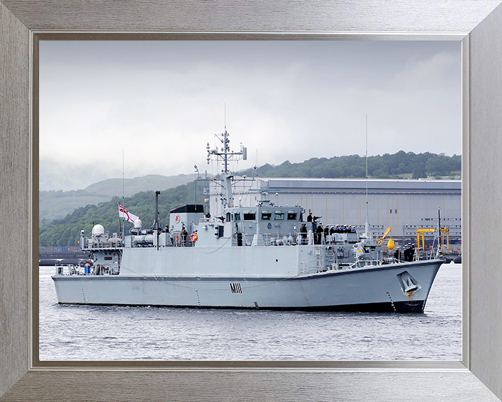 HMS Blyth (M111) Royal Navy Sandown Class Minehunter Faslane 2012 Photo Print Wall Art Decor Posters, Prints, & Visual Artwork Hampshire Prints 10 x 8 Silver Frame No