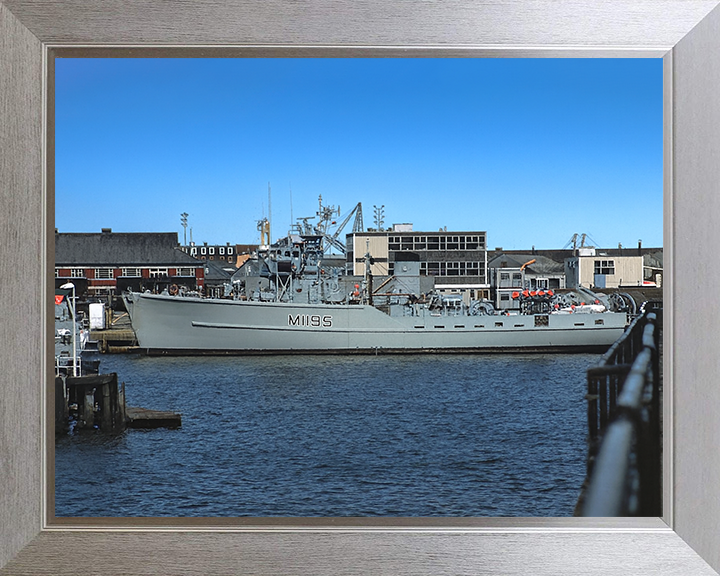 HMS Wotton (M1195) Photo Print - Alongside 1984 - Royal Navy Ton Class Minesweeper Hampshire Prints 10 x 8 Silver Frame No