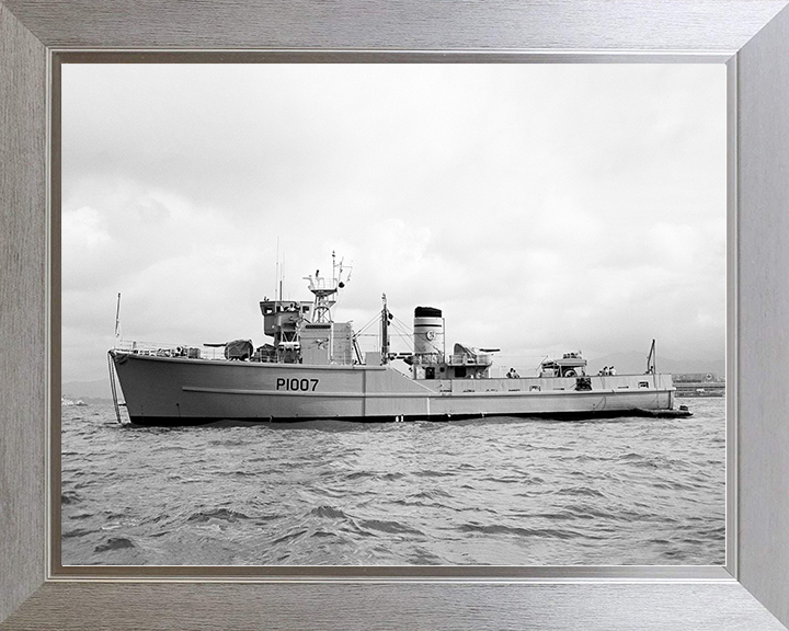 HMS Beachampton (M1007) Royal Navy Ton Class Minesweeper Port Beam View Photo Print Wall Art Decor Posters, Prints, & Visual Artwork Hampshire Prints 10 x 8 Silver Frame No