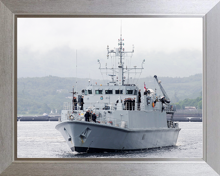 HMS Blyth (M111) Royal Navy Sandown Class Minehunter Deploys 2012 Photo Print Wall Art Decor Posters, Prints, & Visual Artwork Hampshire Prints 10 x 8 Silver Frame No