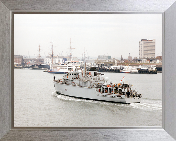 HMS Chiddingfold (M37) Royal Navy Hunt Class Minehunter Entering Portsmouth Photo Print Wall Art Decor Posters, Prints, & Visual Artwork Hampshire Prints 10 x 8 Silver Frame No