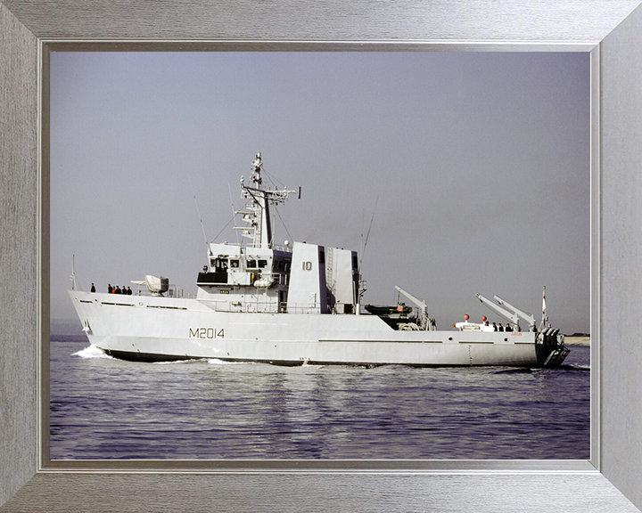 HMS Arun (M2014) Royal Navy River Class Minesweeper Port Beam View Photo Print Wall Art Decor Posters, Prints, & Visual Artwork Hampshire Prints 10 x 8 Silver Frame No