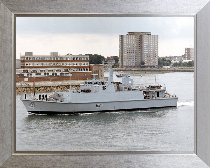 HMS Sandown (M101) Photo Print - Leaving Portsmouth 2001 - Royal Navy Sandown Class Minehunter Hampshire Prints 10 x 8 Silver Frame No