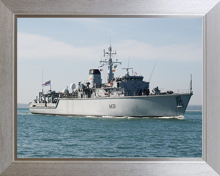 HMS Cattistock (M31) Royal Navy Hunt Class MineHunter Low Starboard View Photo Print Wall Art Decor Posters, Prints, & Visual Artwork Hampshire Prints 10 x 8 Silver Frame No