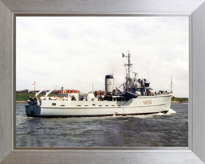 HMS Crofton (M1216) Royal Navy Ton class minesweeper Photo Print Wall Art Poster Posters, Prints, & Visual Artwork Hampshire Prints 10 x 8 Silver Frame No