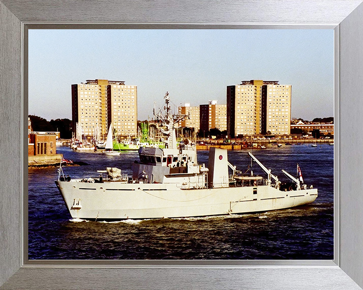 HMS Blackwater (M2008) Royal Navy River Class Minesweeper Leaving Portsmouth Photo Print Wall Art Decor Posters, Prints, & Visual Artwork Hampshire Prints 10 x 8 Silver Frame No