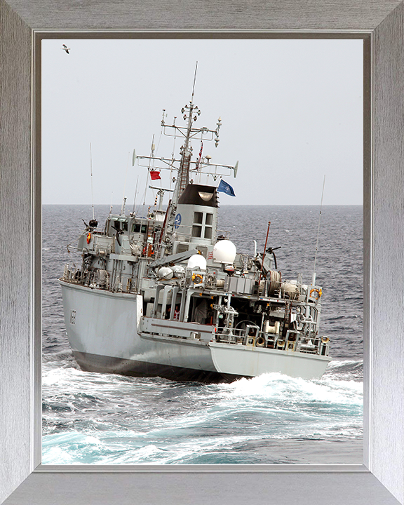 HMS Brocklesby (M33) Royal Navy Hunt Class Mine Warfare Vessel Stern View Photo Print Wall Art Decor Posters, Prints, & Visual Artwork Hampshire Prints 10 x 8 Silver Frame No