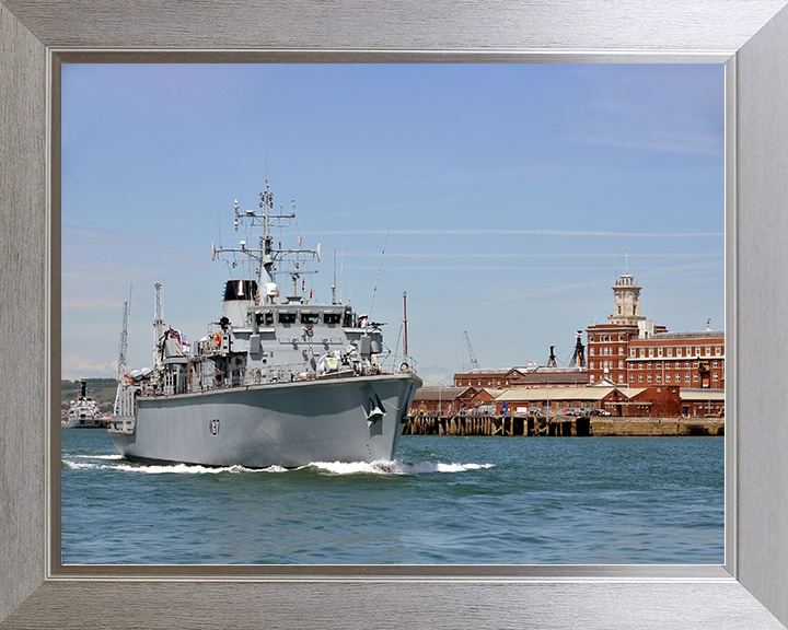HMS Chiddingfold (M37) Royal Navy Hunt Class Minehunter Portsmouth Harbour Photo Print Wall Art Decor Posters, Prints, & Visual Artwork Hampshire Prints 10 x 8 Silver Frame No