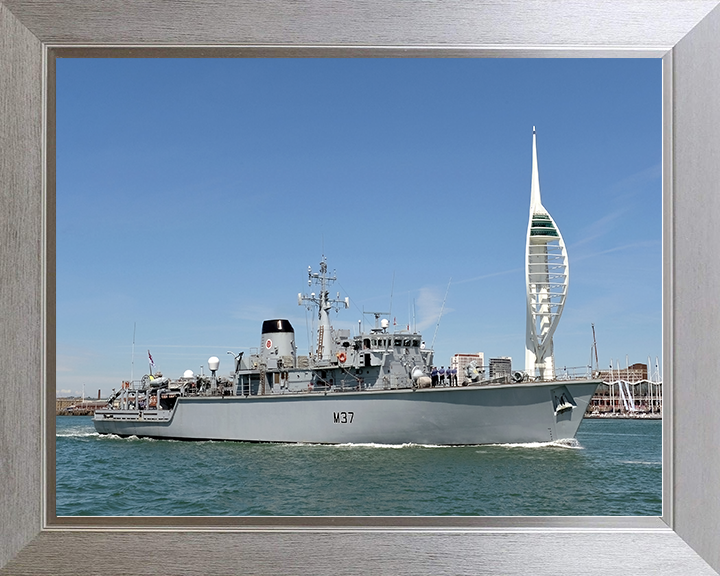 HMS Chiddingfold (M37) Royal Navy Hunt Class Minehunter Leaving Portsmouth Photo Print Wall Art Decor Posters, Prints, & Visual Artwork Hampshire Prints 10 x 8 Silver Frame No