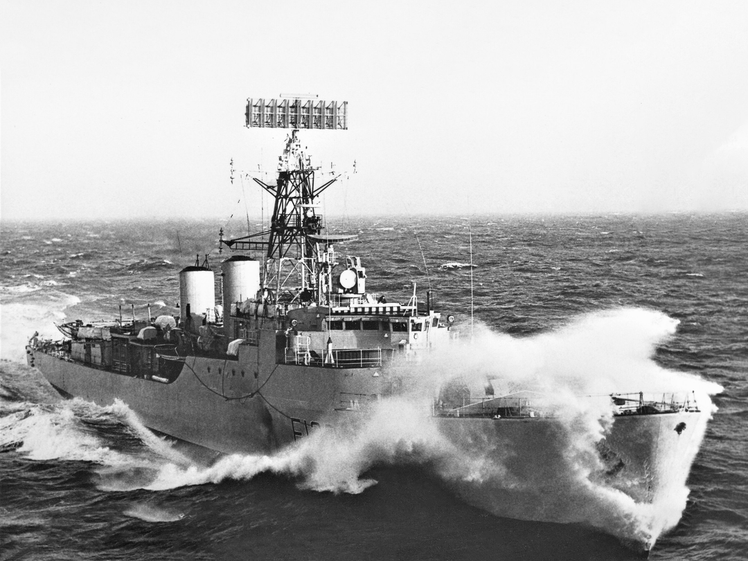 HMS Tartar (F133) Photo Print - In Heavy Seas - Royal Navy Tribal Class Frigate Posters, Prints, & Visual Artwork Hampshire Prints 6 x 4 No Frame No
