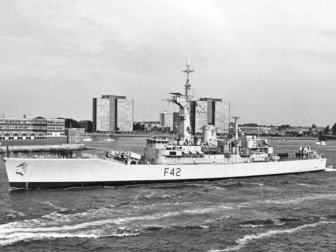 HMS Phoebe (F42) Photo Print - Leaving Portsmouth 1984 - Royal Navy Leander Class Frigate Posters, Prints, & Visual Artwork Hampshire Prints 6 x 4 No Frame No