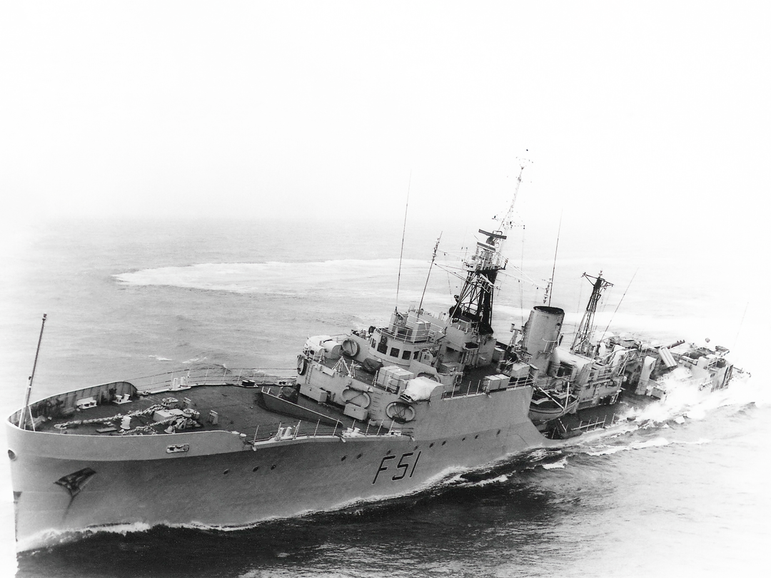 HMS Grafton (F51) Royal Navy Blackwood Class Frigate Hard Turn Photo Print Wall Art Decor - Posters, Prints, & Visual Artwork - by Hampshire Prints (image 1 of 9)