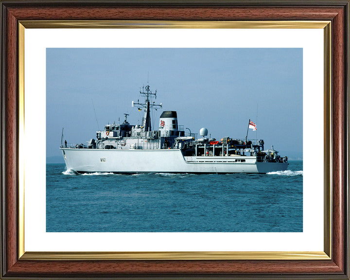 HMS Quorn (M41) Photo Print - Underway - Royal Navy Hunt Class Minehunter Hampshire Prints 10 x 8 Classic Frame Yes