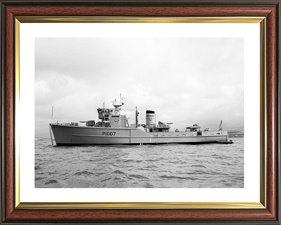 HMS Beachampton (M1007) Royal Navy Ton Class Minesweeper Port Beam View Photo Print Wall Art Decor Posters, Prints, & Visual Artwork Hampshire Prints 10 x 8 Classic Frame Yes