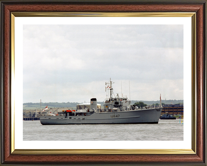 HMS Hubberston M1147 Royal Navy Ton Class Minesweeper Photo Print or Framed Print - Hampshire Prints