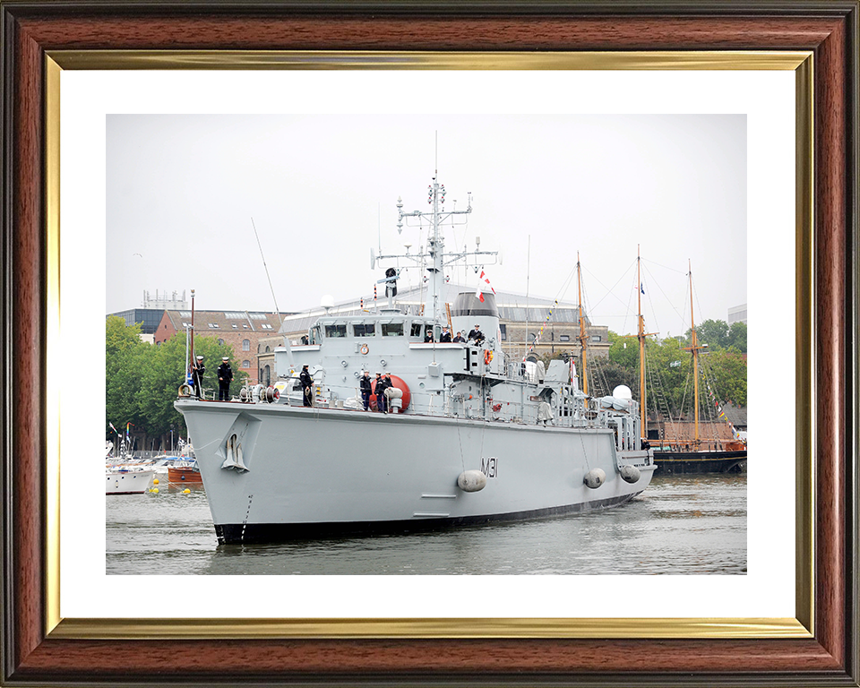 HMS Cattistock (M31) Royal Navy Hunt Class MineHunter Entering Bristol 2011 Photo Print Wall Art Decor Posters, Prints, & Visual Artwork Hampshire Prints 10 x 8 Classic Frame Yes