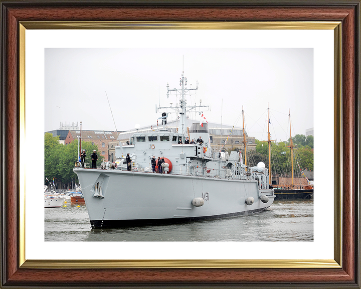 HMS Cattistock (M31) Royal Navy Hunt Class MineHunter Entering Bristol 2011 Photo Print Wall Art Decor Posters, Prints, & Visual Artwork Hampshire Prints 10 x 8 Classic Frame Yes