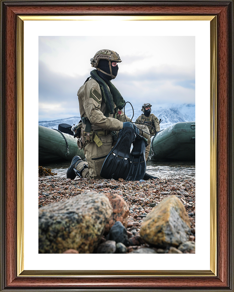 Royal Marine Kneeling with Flippers During beach assault Photo Print 30 Commando Marines Wall Art Decor Posters, Prints, & Visual Artwork Hampshire Prints 10 x 8 Classic Frame Yes