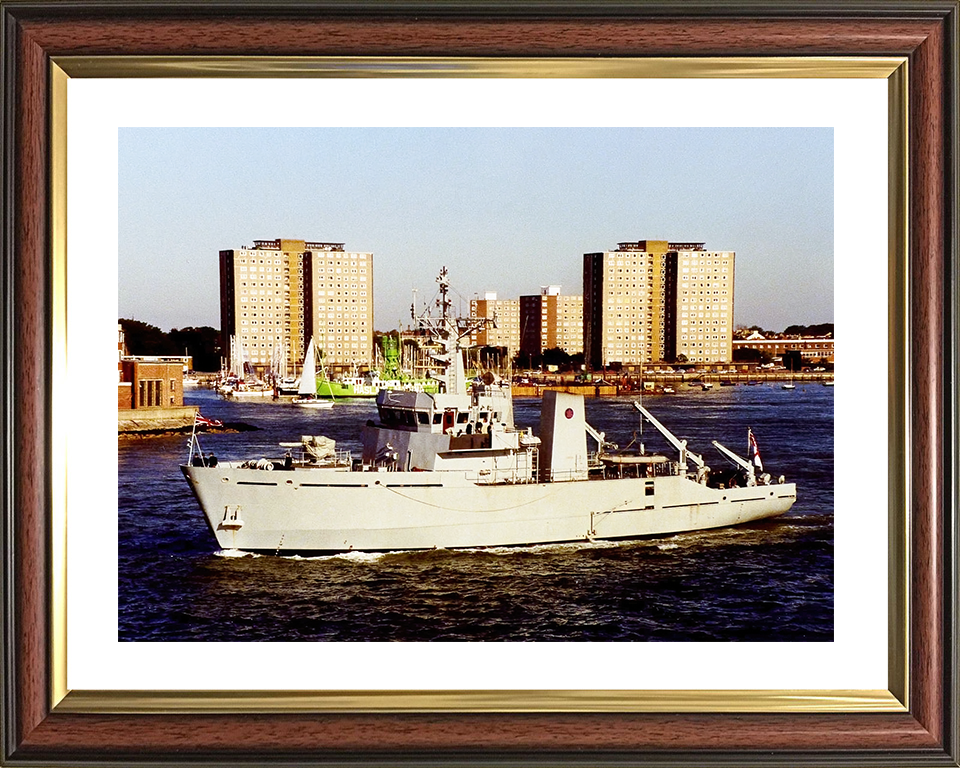 HMS Blackwater (M2008) Royal Navy River Class Minesweeper Leaving Portsmouth Photo Print Wall Art Decor Posters, Prints, & Visual Artwork Hampshire Prints 10 x 8 Classic Frame Yes