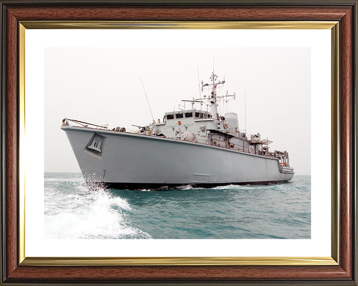 HMS Brocklesby (M33) Royal Navy Hunt Class Mine Warfare Vessel At Sea Photo Print Wall Art Decor Posters, Prints, & Visual Artwork Hampshire Prints 10 x 8 Classic Frame Yes