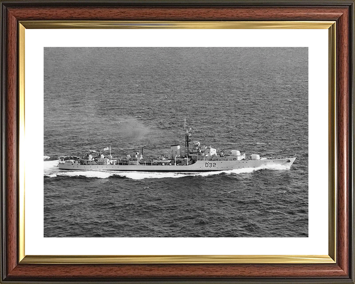 HMS Camperdown (D32) Royal Navy Battle Class Destroyer Starboard View Photo Print Wall Art Decor Posters, Prints, & Visual Artwork Hampshire Prints 10 x 8 Classic Frame Yes