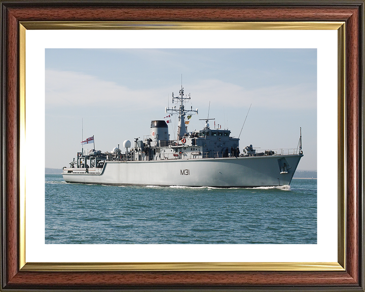 HMS Cattistock (M31) Royal Navy Hunt Class MineHunter Low Starboard View Photo Print Wall Art Decor Posters, Prints, & Visual Artwork Hampshire Prints 10 x 8 Classic Frame Yes