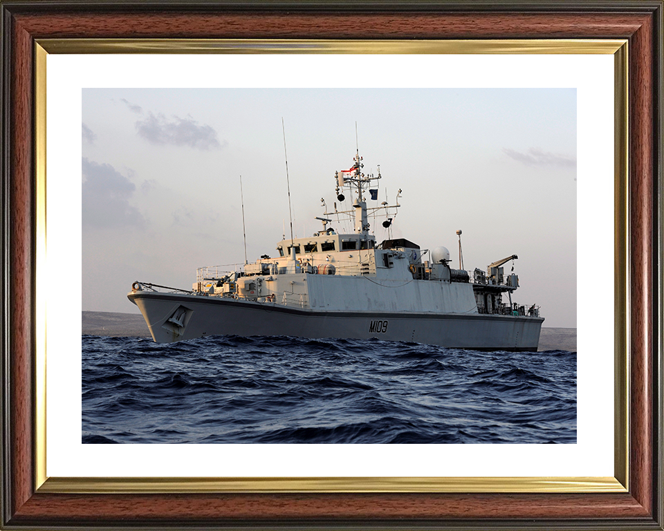HMS Bangor (M109) Royal Navy Sandown Class Minehunter Low Port Side View Photo Print Wall Art Decor Posters, Prints, & Visual Artwork Hampshire Prints 10 x 8 Classic Frame Yes
