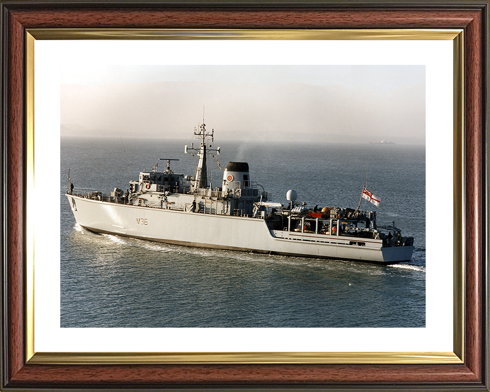 HMS Bicester (M36) Royal Navy Hunt Class Mine Warfare Vessel Leaving Portsmouth 1997 Photo Print Wall Art Decor Posters, Prints, & Visual Artwork Hampshire Prints 10 x 8 Classic Frame Yes