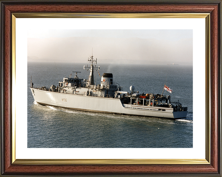 HMS Bicester (M36) Royal Navy Hunt Class Mine Warfare Vessel Leaving Portsmouth 1997 Photo Print Wall Art Decor Posters, Prints, & Visual Artwork Hampshire Prints 10 x 8 Classic Frame Yes