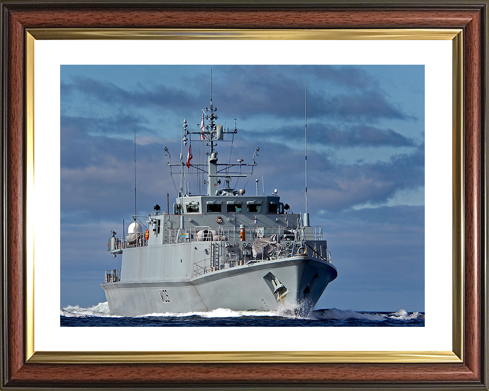 HMS Bangor (M109) Royal Navy Sandown Class Minehunter Low Starboard Bow View Photo Print Wall Art Decor Posters, Prints, & Visual Artwork Hampshire Prints 10 x 8 Classic Frame Yes