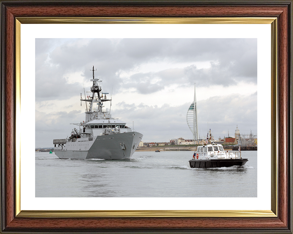 HMS Clyde (P257) Photo Print - Leaves Portsmouth 2007 - Royal Navy River Class Patrol Vessel Posters, Prints, & Visual Artwork Hampshire Prints 10 x 8 Classic Frame Yes