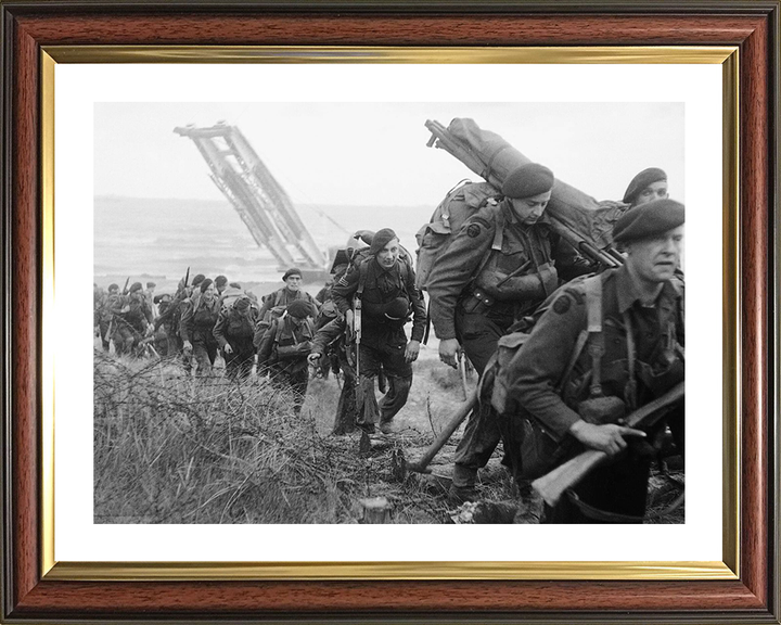 Royal Marines Commandos at Sword Beach on D-Day 1944 Photo Print Hampshire Prints 10 x 8 Classic Frame Yes