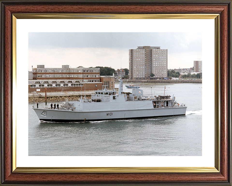 HMS Sandown (M101) Photo Print - Leaving Portsmouth 2001 - Royal Navy Sandown Class Minehunter Hampshire Prints 10 x 8 Classic Frame Yes