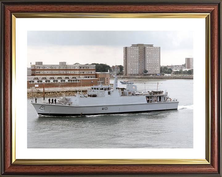 HMS Sandown (M101) Photo Print - Leaving Portsmouth 2001 - Royal Navy Sandown Class Minehunter Hampshire Prints 10 x 8 Classic Frame Yes