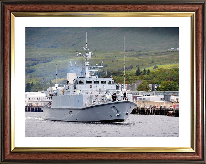 HMS Bangor (M109) Royal Navy Sandown Class Minehunter Leaving Harbour Photo Print Wall Art Decor Posters, Prints, & Visual Artwork Hampshire Prints 10 x 8 Classic Frame Yes
