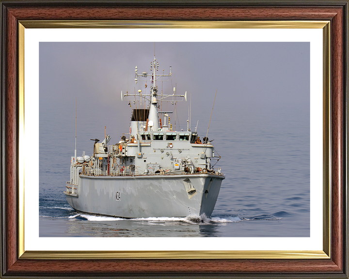 HMS Middleton (M34) Photo Print - Low Starboard Bow View - Royal Navy Hunt Class Mine Warfare Vessel Hampshire Prints 10 x 8 Classic Frame Yes