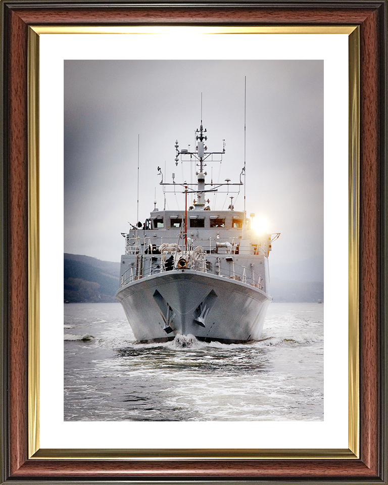 HMS Blyth (M111) Royal Navy Sandown Class Minehunter Scotland 2008 Photo Print Wall Art Decor Posters, Prints, & Visual Artwork Hampshire Prints 10 x 8 Classic Frame Yes