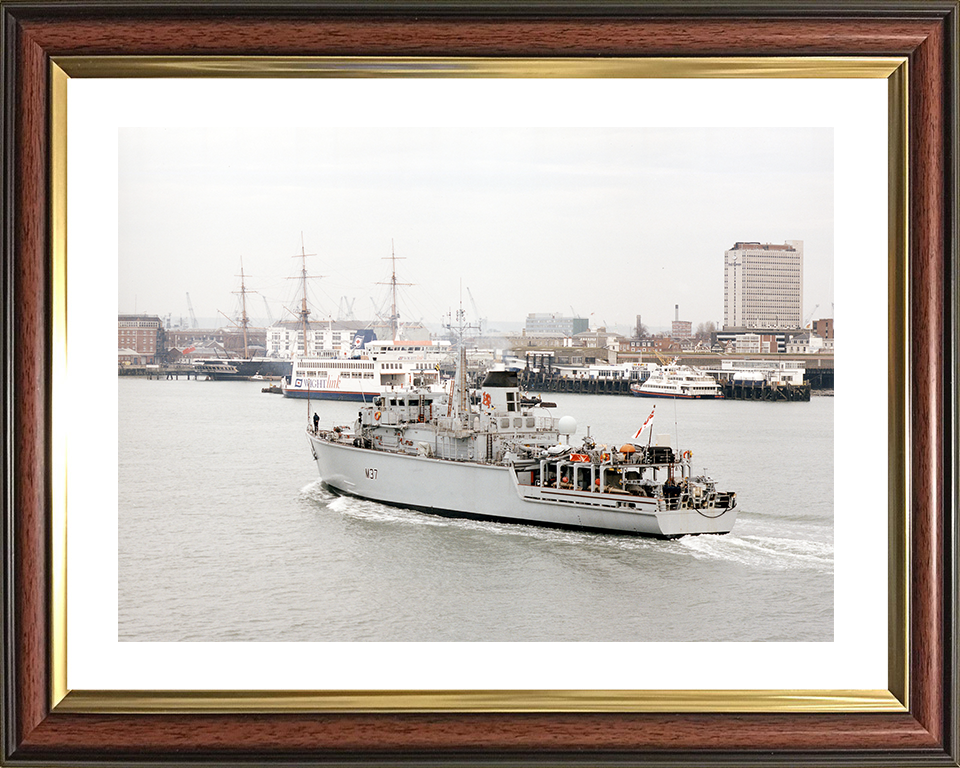 HMS Chiddingfold (M37) Royal Navy Hunt Class Minehunter Entering Portsmouth Photo Print Wall Art Decor Posters, Prints, & Visual Artwork Hampshire Prints 10 x 8 Classic Frame Yes