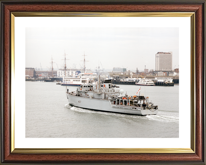HMS Chiddingfold (M37) Royal Navy Hunt Class Minehunter Entering Portsmouth Photo Print Wall Art Decor Posters, Prints, & Visual Artwork Hampshire Prints 10 x 8 Classic Frame Yes