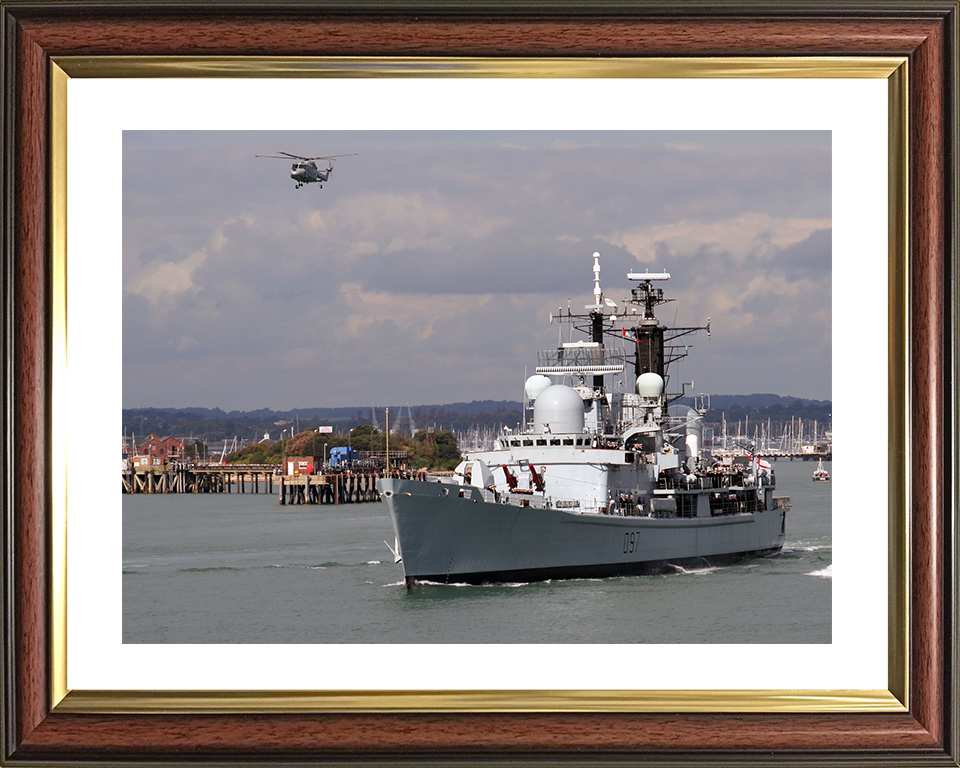 HMS Edinburgh (D97) Royal Navy Type 42 Destroyer Leaving Portsmouth 2006 Photo Print Wall Art Decor Posters, Prints, & Visual Artwork Hampshire Prints 10 x 8 Classic Frame Yes