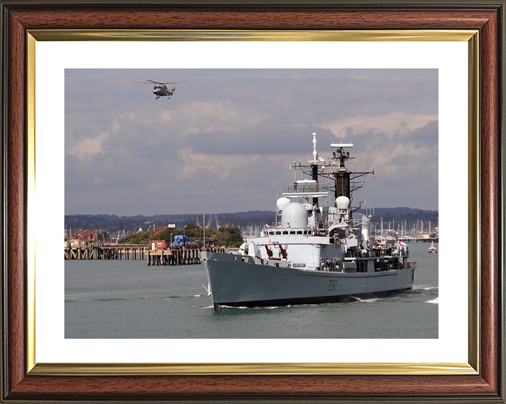 HMS Edinburgh (D97) Royal Navy Type 42 Destroyer Leaving Portsmouth 2006 Photo Print Wall Art Decor Posters, Prints, & Visual Artwork Hampshire Prints 10 x 8 Classic Frame Yes