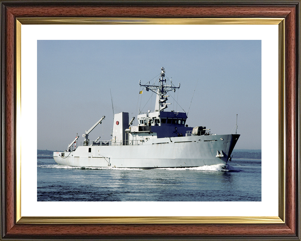 HMS Arun (M2014) Royal Navy River Class Minesweeper Starboard Bow View Photo Print Wall Art Decor Posters, Prints, & Visual Artwork Hampshire Prints 10 x 8 Classic Frame Yes