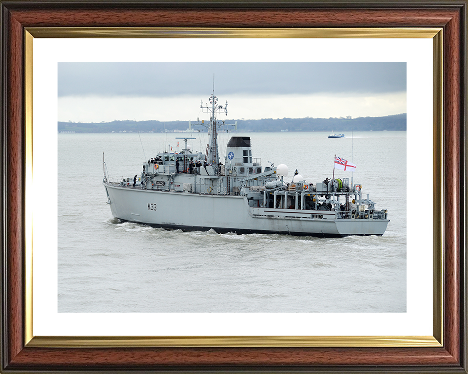 HMS Brocklesby (M33) Royal Navy Hunt Class Mine Warfare Vessel Leaving Port Photo Print Wall Art Decor Posters, Prints, & Visual Artwork Hampshire Prints 10 x 8 Classic Frame Yes