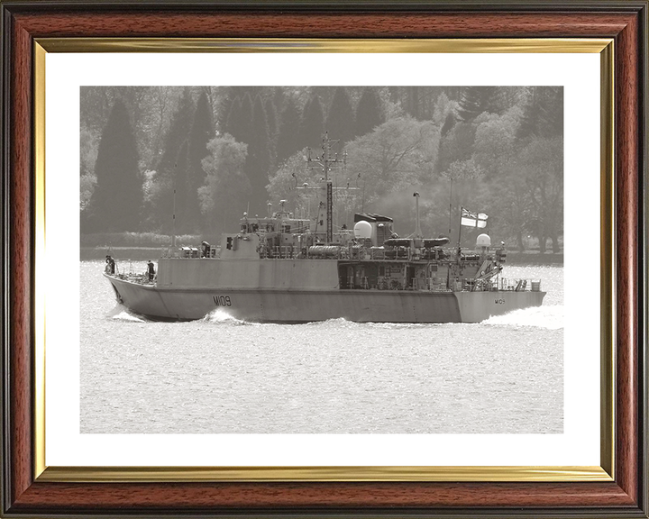HMS Bangor (M109) Royal Navy Sandown Class Minehunter Clyde 2008 Photo Print Wall Art Decor Posters, Prints, & Visual Artwork Hampshire Prints 10 x 8 Classic Frame Yes