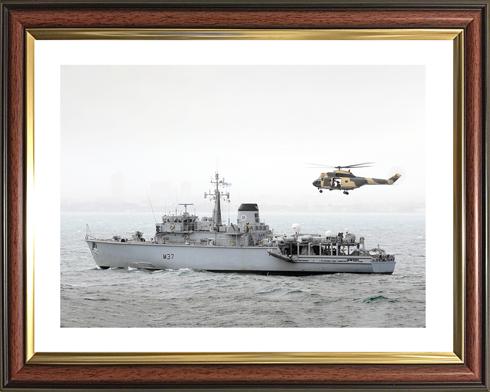 HMS Chiddingfold (M37) Royal Navy Hunt Class Minehunter With Helicopter Photo Print Wall Art Decor Posters, Prints, & Visual Artwork Hampshire Prints 10 x 8 Classic Frame Yes