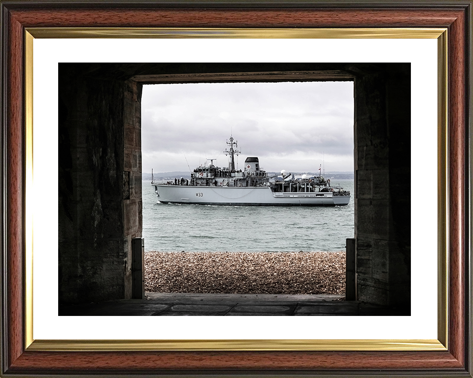 HMS Brocklesby (M33) Royal Navy Hunt Class Mine Warfare Vessel From Sallyport Photo Print Wall Art Decor Posters, Prints, & Visual Artwork Hampshire Prints 10 x 8 Classic Frame Yes